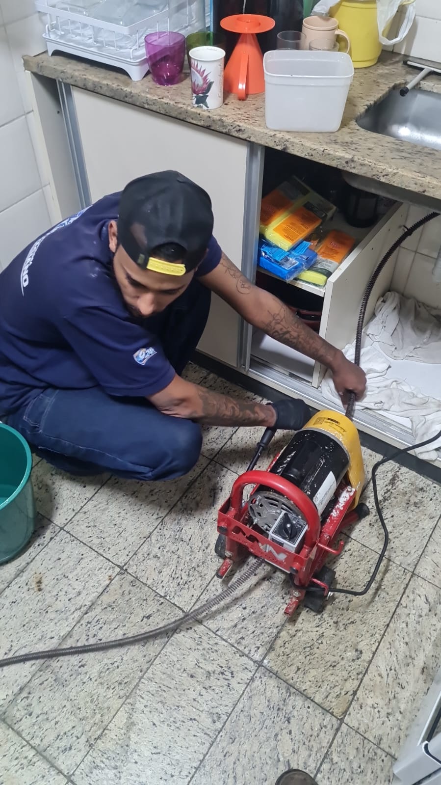 Eliminamos gordura, resíduos e bloqueios que impedem o escoamento correto da água.